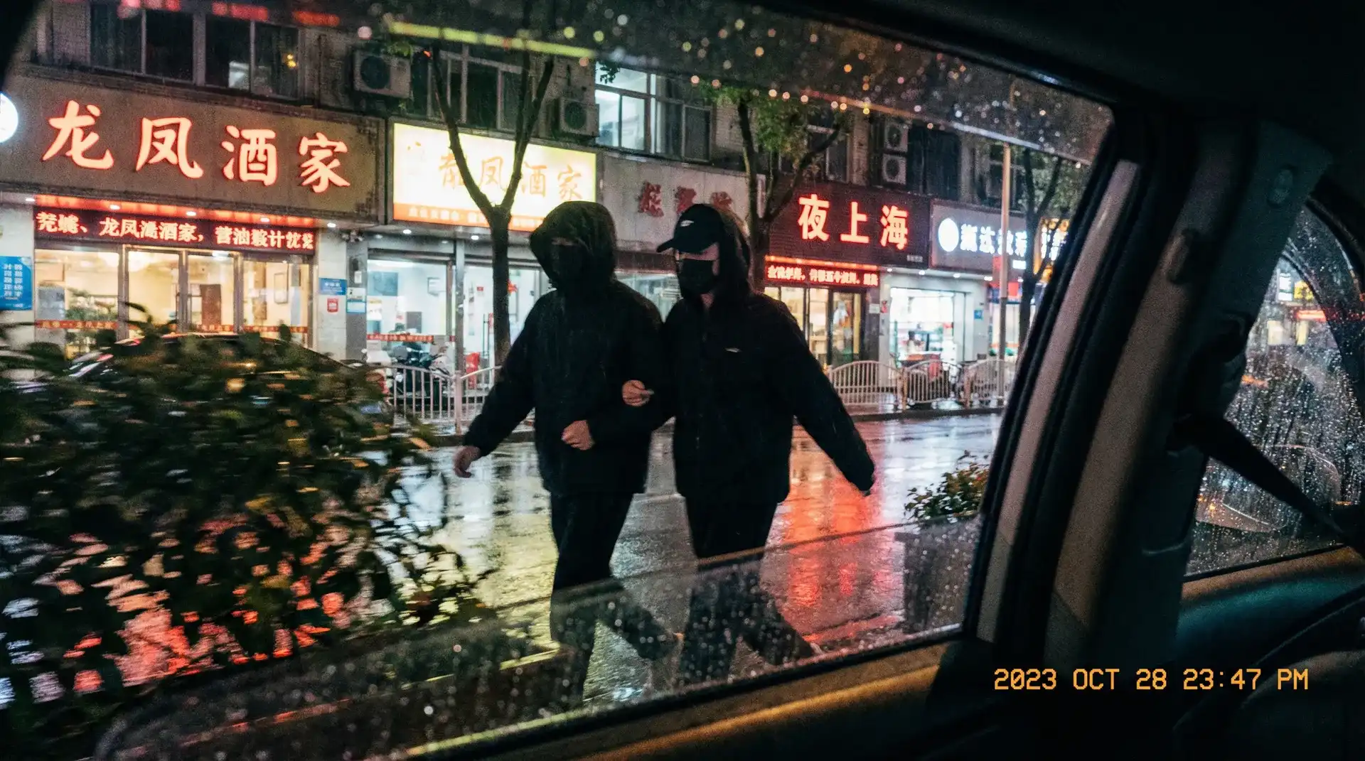 打扑克全程不该盖被子 - 顶流明星深夜密会现场抓拍照片